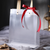 Klare Geschenktüte mit Griffen, wiederverwendbare weiße, mattierte Plastiktüte als Geschenk